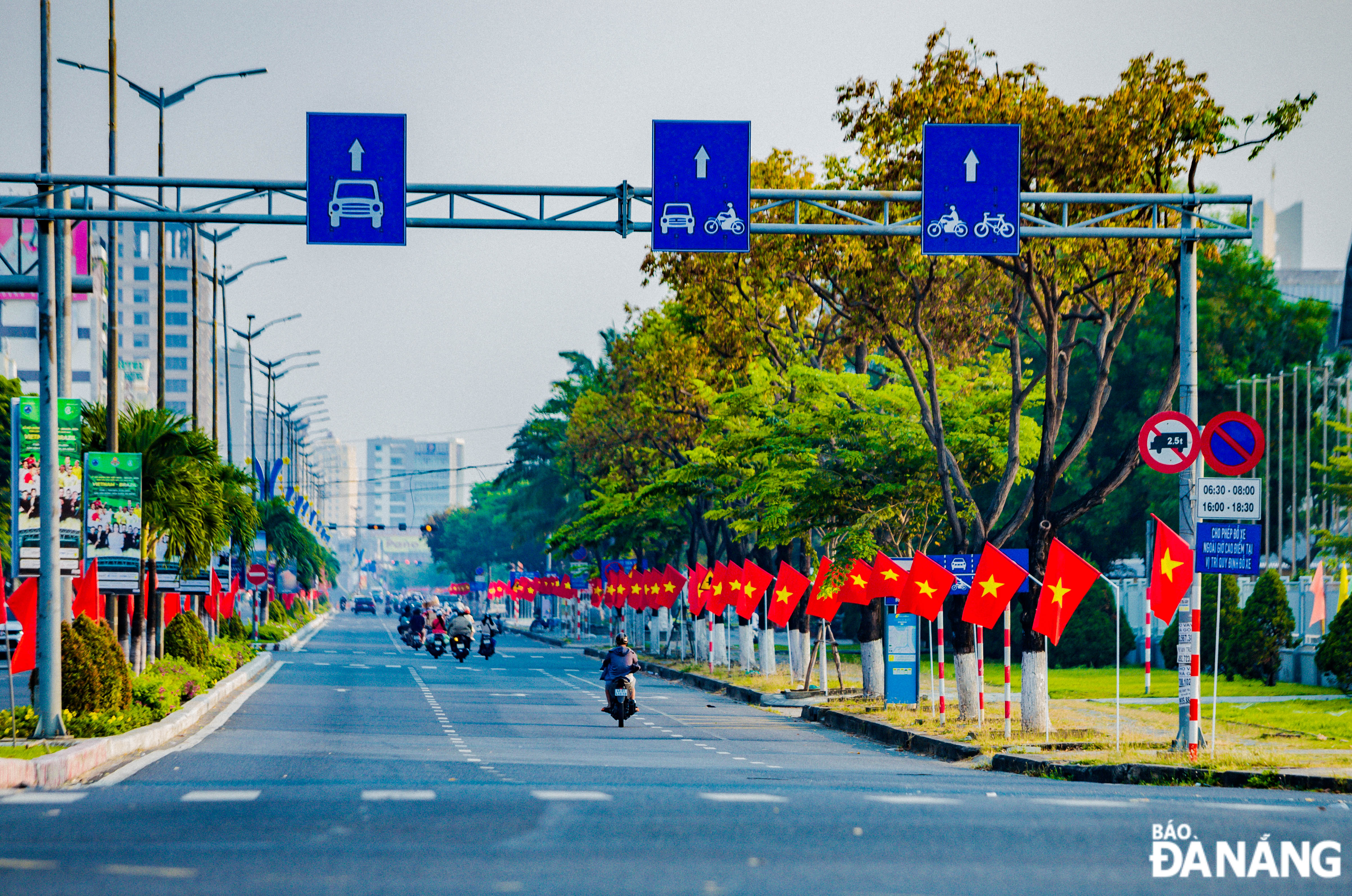 The joyful atmosphere in celebration of the April 30 - May 1 holiday is spreading throughout downtown streets of Da Nang.