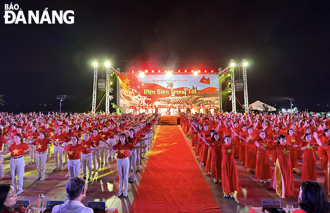 Gần 1.500 người đồng diễn dân vũ mừng kỷ niệm 70 năm Chiến thắng Điện Biên Phủ