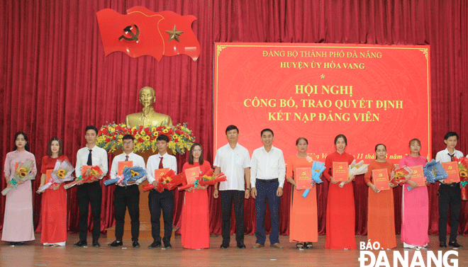 Kết nạp đảng viên mới và gặp gỡ quần chúng ưu tú địa bàn khu dân cư ở huyện Hòa Vang
