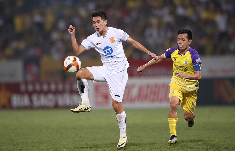 Thép Xanh Nam Định (áo trắng) chiếm ưu thế trong cuộc đua vô địch V-League khi dẫn đầu bảng xếp hạng sau 15 vòng đấu. Ảnh: VPF