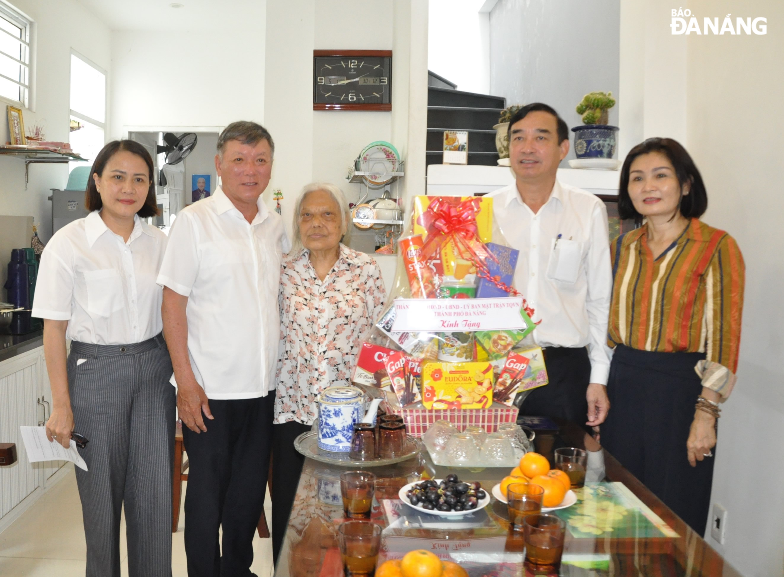 The city delegation visited and gave a gift to Mrs. Vu Thi Bon. Photo: LE HUNG