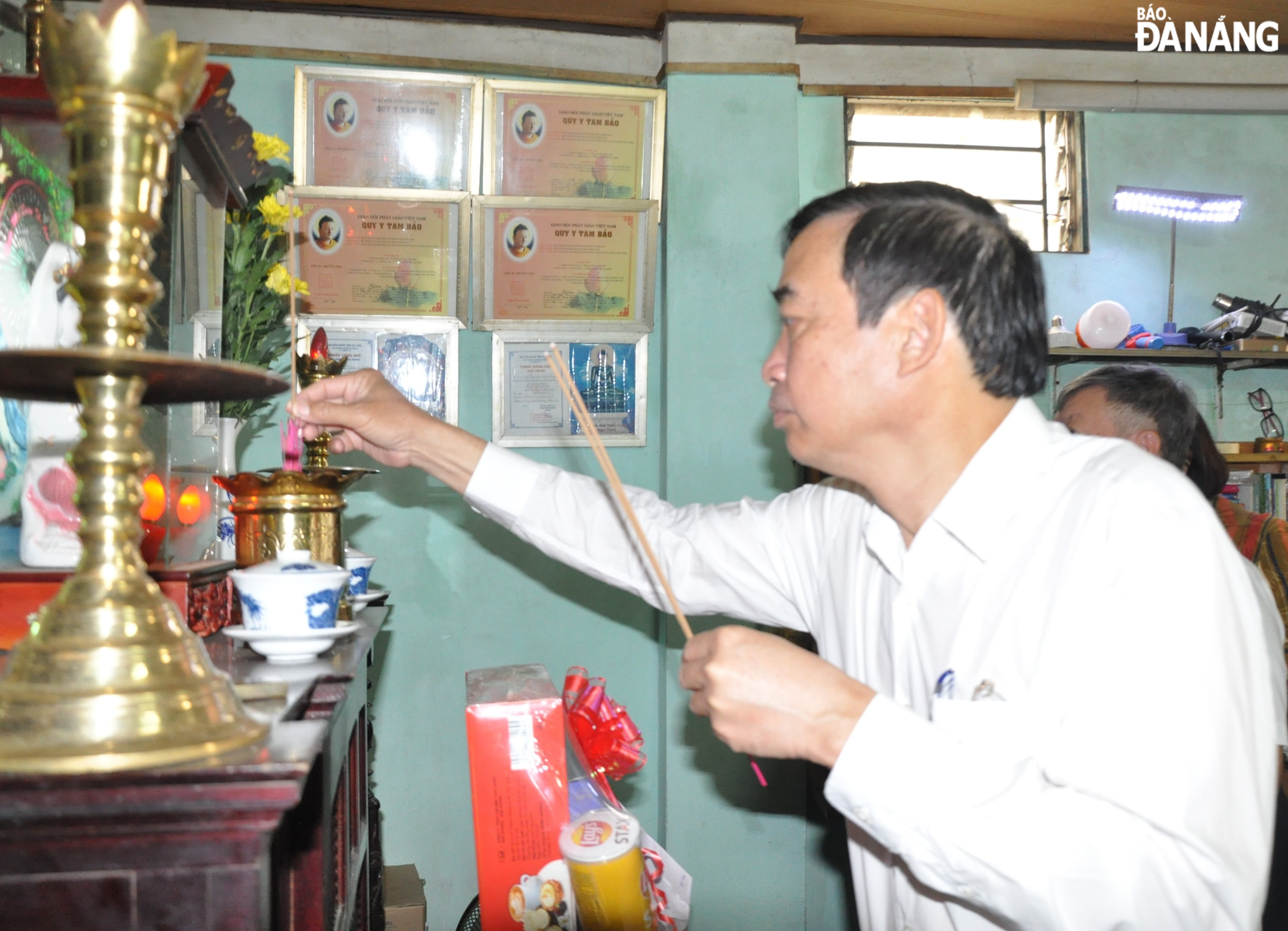 Chairman of the Da Nang People's Committee Le Trung Chinh burnt incense to martyr Nghiem Trong Pho 