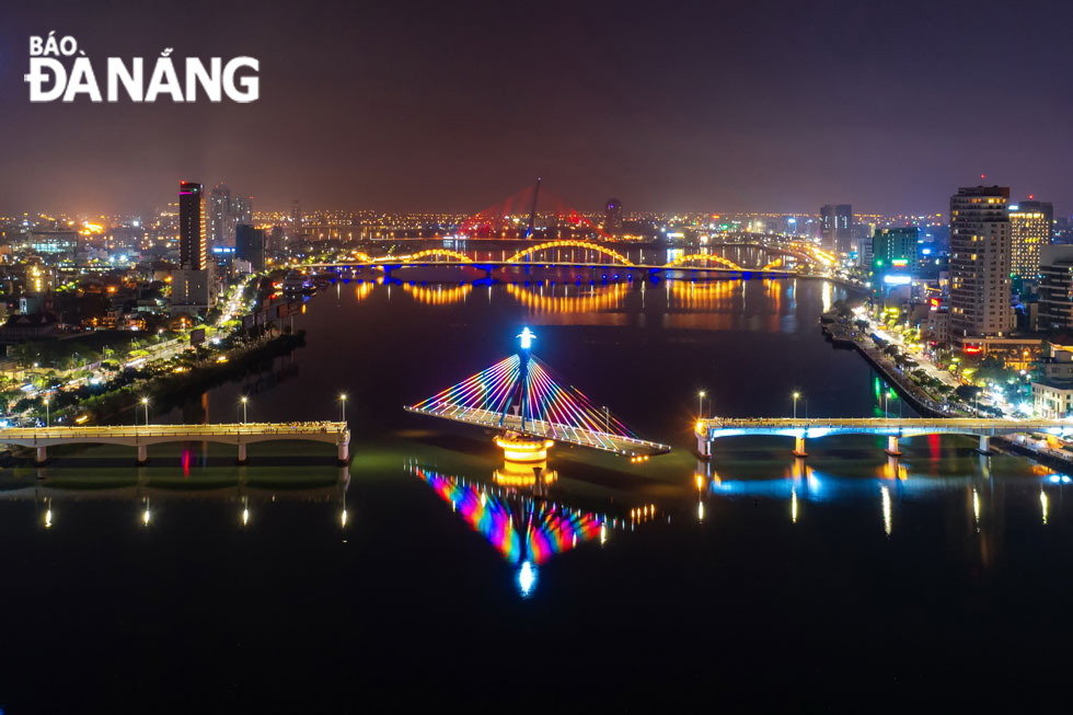 The Han River Bridge is considered as the symbol and the great pride of Da Nang. The bridge, the first of its kind in Viet Nam, was designed and constructed by Vietnamese engineers and workers in two years.