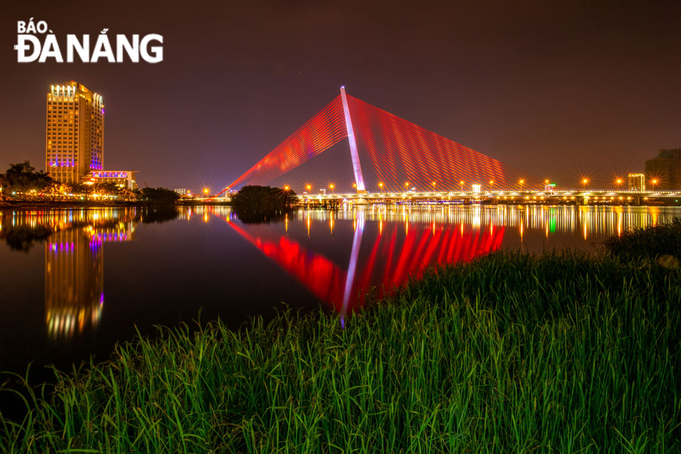 Possessing an impressive sail shape reaching out to the ocean and somewhat strange compared to the designs of other bridges in Viet Nam, the Tran Thi Ly Bridge has its own style.