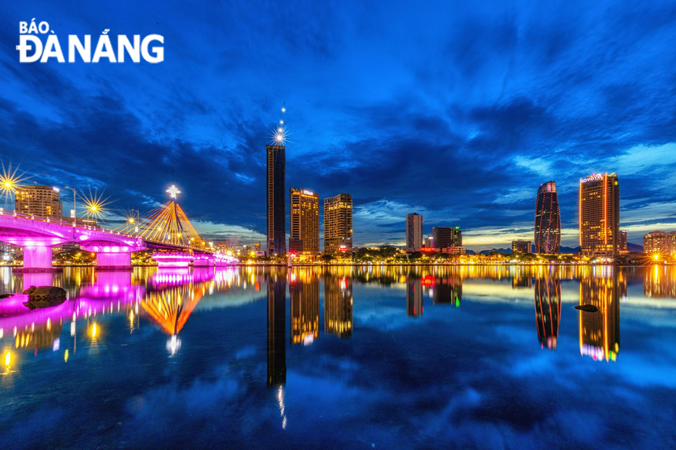 The lights make the Han River look like a colorful picture at night