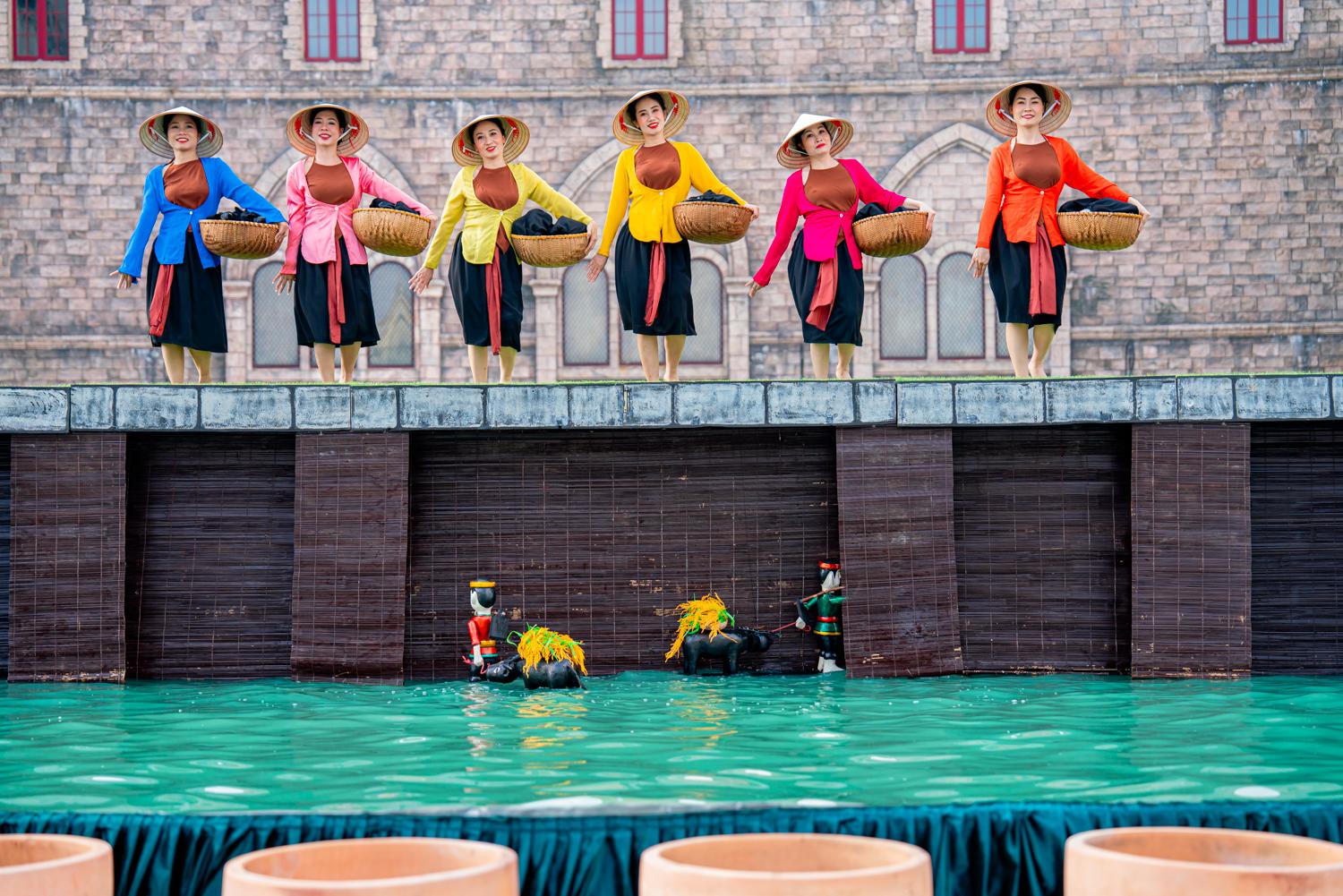 Show diễn đưa khán giả vào “dòng chảy” văn hóa Việt qua những câu chuyện dân gian thân thuộc.