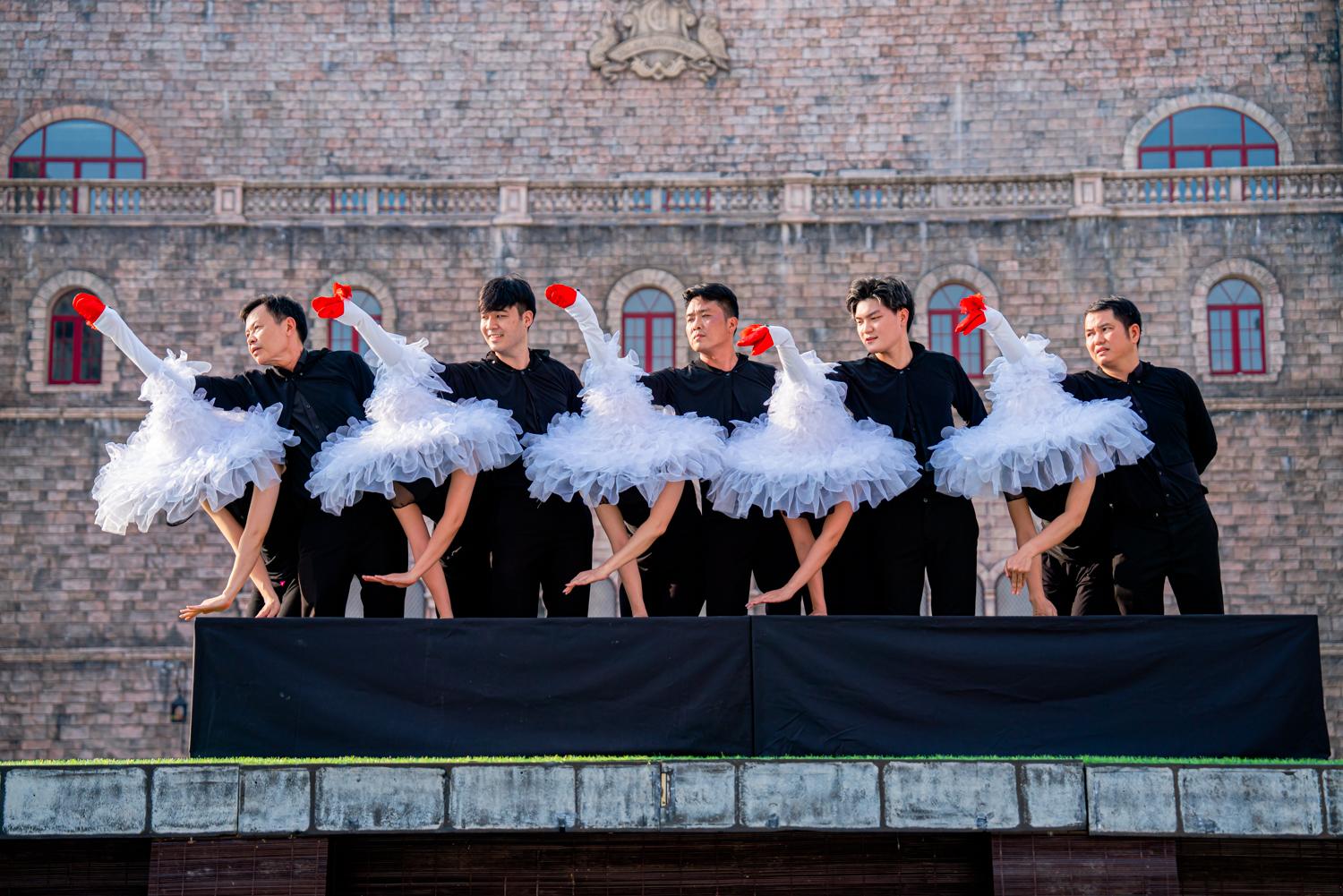 Vở diễn kinh điển Hồ Thiên Nga qua đôi bàn tay tài hoa của các nghệ sĩ Nhà hát Múa rối Việt Nam.