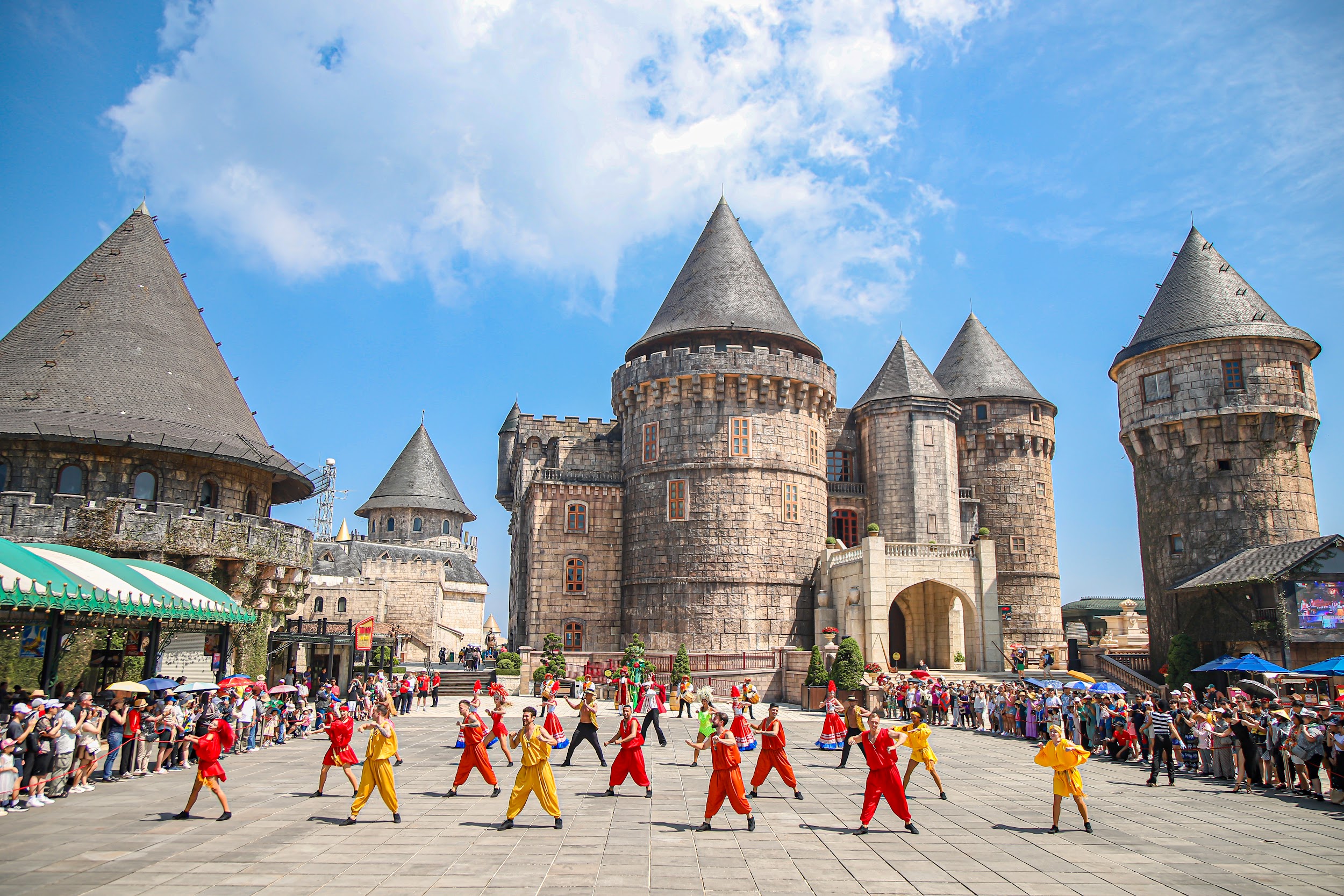 Những show diễn hoành tráng hứa hẹn sẽ tạo nên một mùa hè rực rỡ tại Sun World Ba Na Hills.