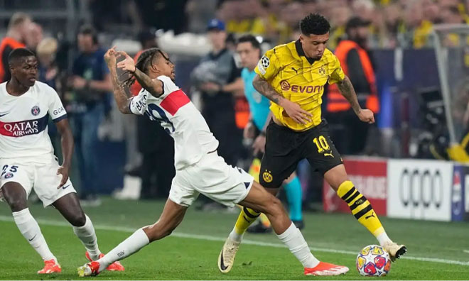 Sancho (phải) rê bóng trong trận Dortmund thắng PSG 1-0 trên sân Signal Iduna Park, Đức, lượt đi bán kết Champions League tối 1-5-2024. Ảnh: Football365