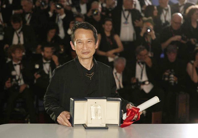 Đạo diễn Trần Anh Hùng vui mừng sau khi nhận giải “Đạo diễn xuất sắc nhất” tại Liên hoan phim Cannes 2023 với bộ phim “Muôn vị nhân gian”. Ảnh: AP