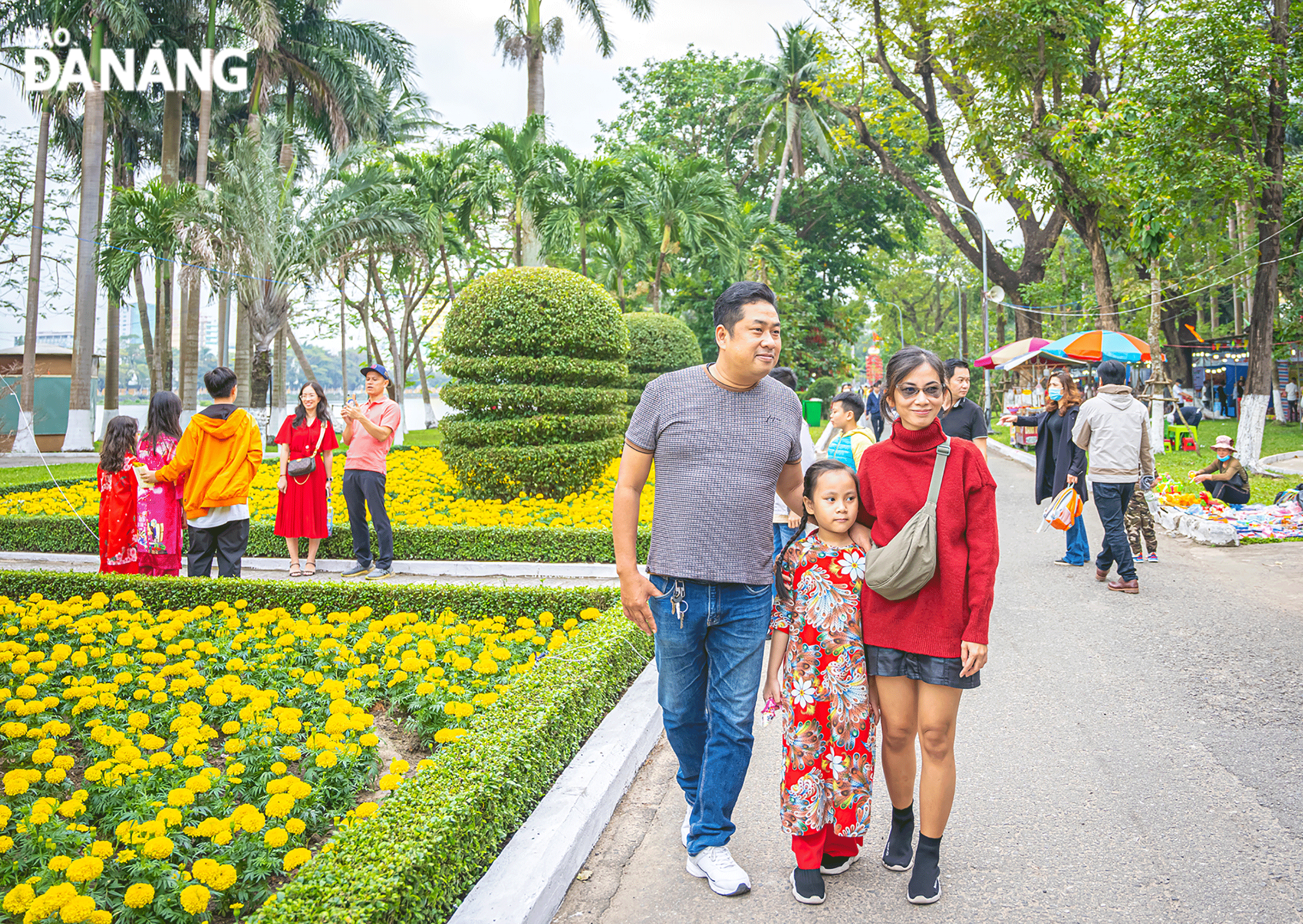  People walking at the March 29 Park, Da Nang Photo: KIM LIEN