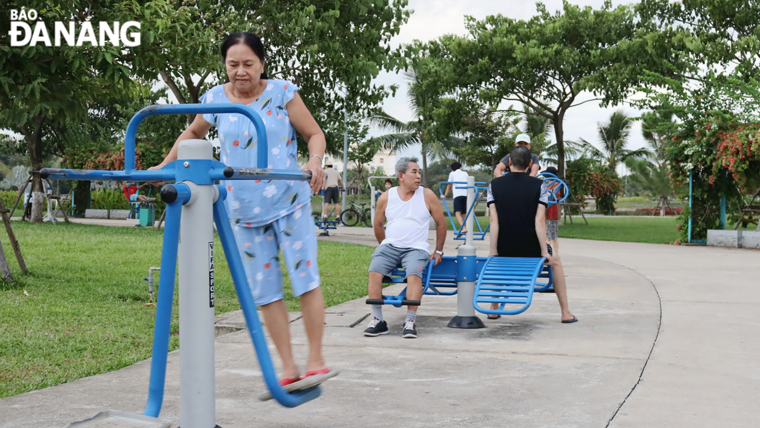 People do physical exercise at the Thanh Nien (Youth) Park, Da Nang. Photo: TRAN TRUC