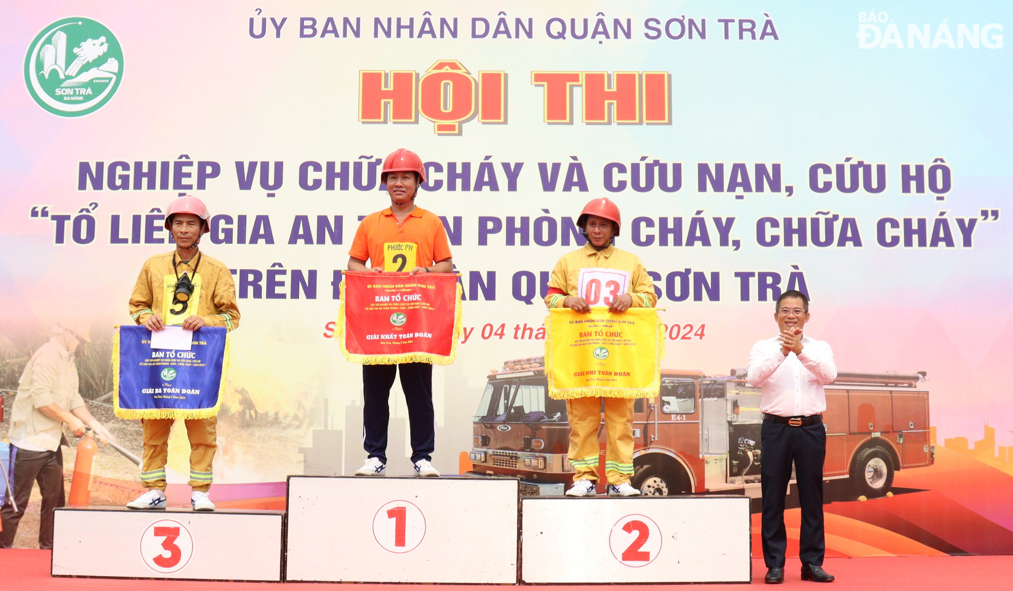 Chủ tịch UBND quận Sơn Trà Hoàng Sơn Trà (bìa phải) trao giải Nhất toàn đoàn cho đội đại diện phường Phước Mỹ, giải Nhì cho đội của phường An Hải Bắc và giải Ba cho phường Nại Hiên Đông. Ảnh: HOÀNG HIỆP