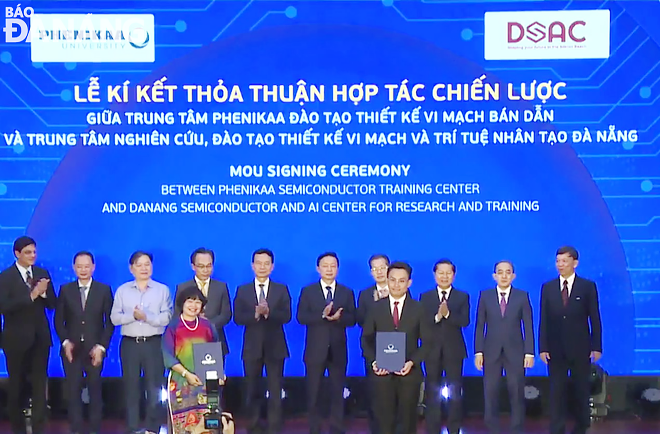 Đại diện Trung tâm Nghiên cứu, đào tạo thiết kế vi mạch và trí tuệ nhân tạo thành phố Đà Nẵng (DSAC) và Trung tâm đào tạo vi mạch của Đại học Phenikaa (PSTC) trao biên bản ghi nhớ hợp tác. Ảnh: M.Q