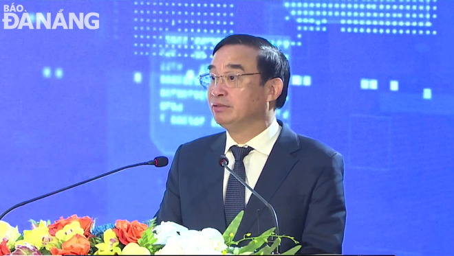 Chairman of the Da Nang People's Committee Le Trung Chinh delivering his speech at the conference. Photo: M.Q