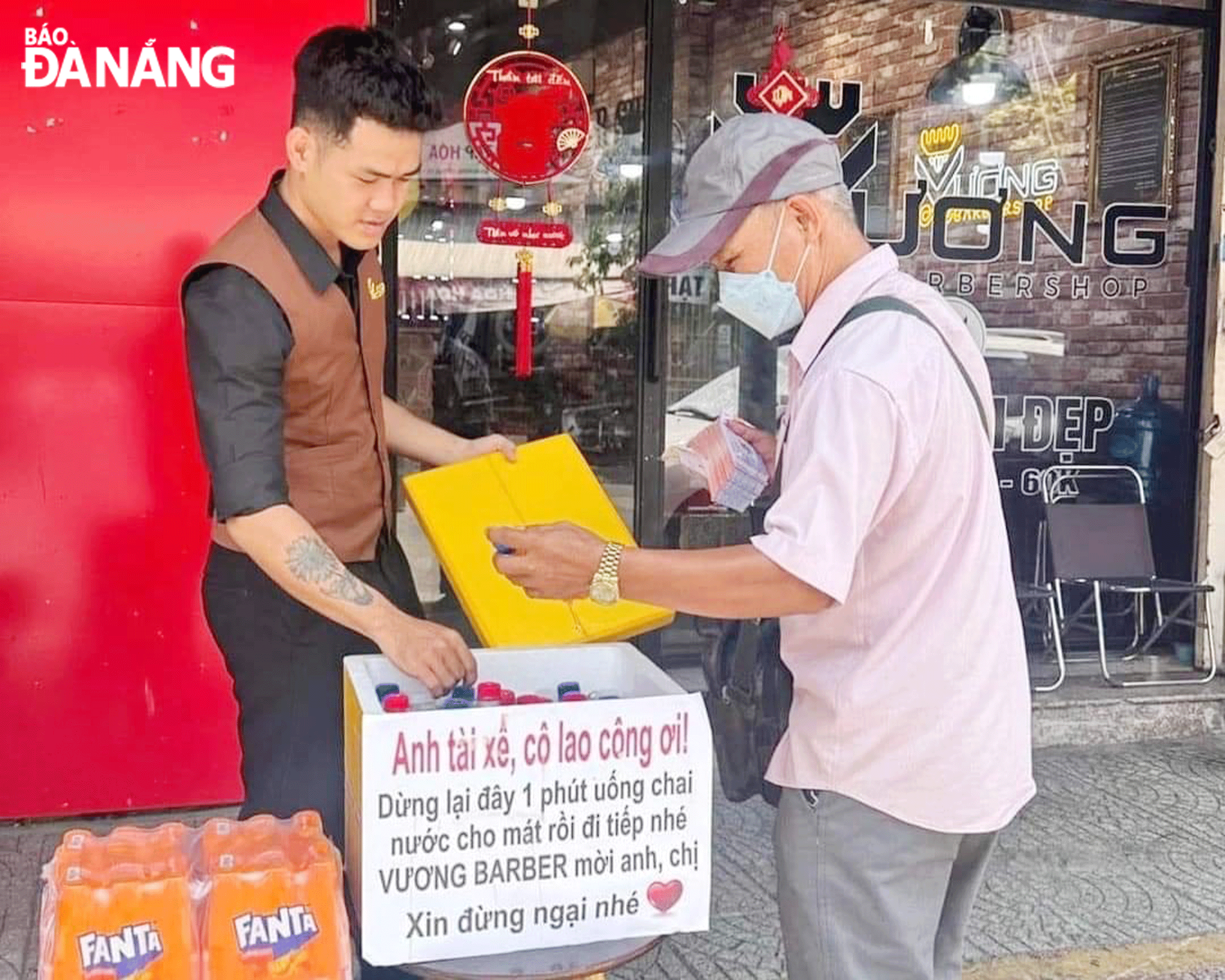 Located on Hai Phong street, a point is set up to give free drink to poor laborers, including lottery ticket vendors. Photo: N.D