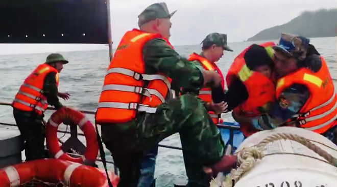 Da Nang Border Guard's soldiers help victims in distress at sea