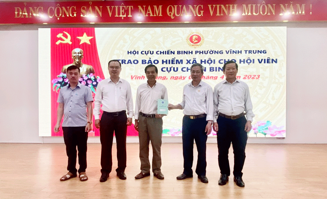 The Veterans Association in Vinh Trung Ward, Thanh Khe District has focused on implementing a program to give social insurance books and health insurance cards to members in difficult circumstances in recent times.