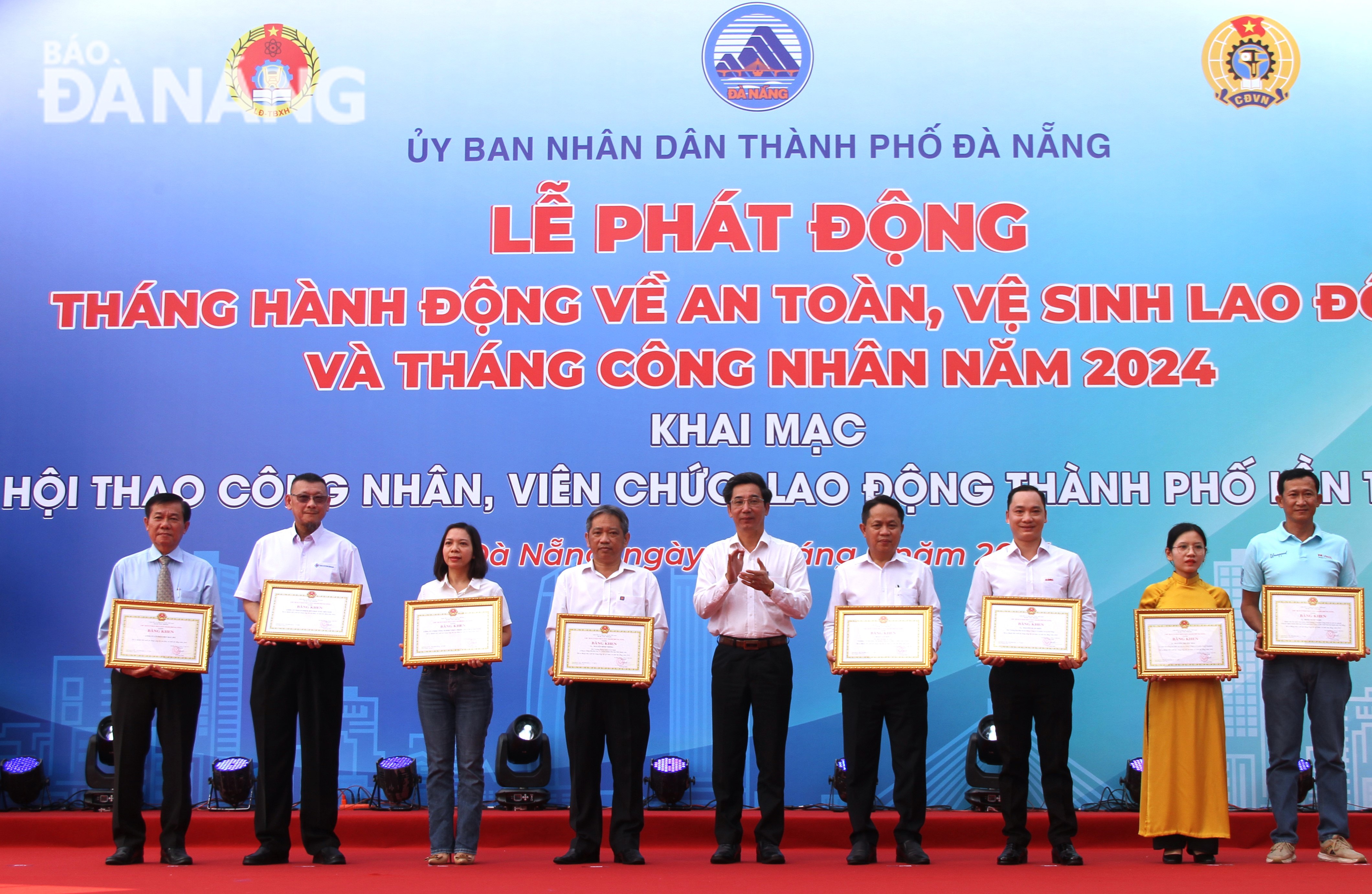 Vice Chairman of the municipal People's Committee Tran Chi Cuong (middle) awarding Certificates of Merit to 3 groups and 5 individuals in recognition of their outstanding achievements in occupational safety and hygiene in 2023. Photo: L.P