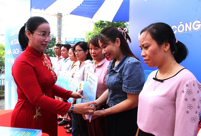 Vice Chairwoman of the municipal People's Council Nguyen Thi Anh Thi (left) awarding 'Shelters of Trade Union' to needy trade union members. Photo: L.P