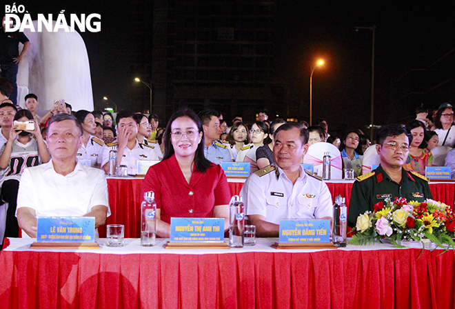Head of the Da Nang Party Committee's Mass Mobilization Committee Le Van Trung (left) and Vice Chairman of the Da Nang People's Council Nguyen Thi Anh Thi (2nd, left) attend the programme. Photo: X.D