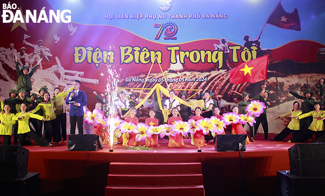  The performances recreate the epic song proudly praising the Dien Bien Phu Victory. Photo: X.D