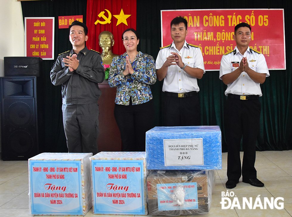 Phó Chủ tịch HĐND thành phố Nguyễn Thị Anh Thi (thứ hai, bên trái qua) tặng quà của thành phố Đà Nẵng đến cán bộ, chiến sĩ đang làm nhiệm vụ trên đảo Đá Thị vào ngày 7-4-2024. Ảnh: TRIỆU TÙNG