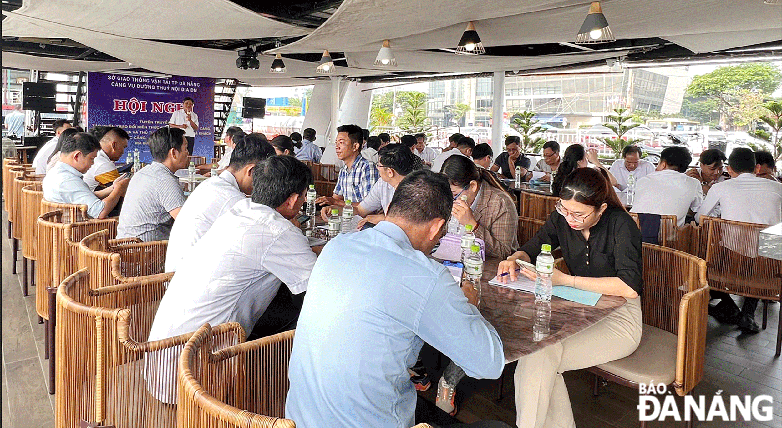 A training course on implementing the inland waterway operations management system for the Inland Waterway Port Authority, the Border Guard Command, and the Da Nang Road and Bridge JSC. Photo: PHUONG UYEN