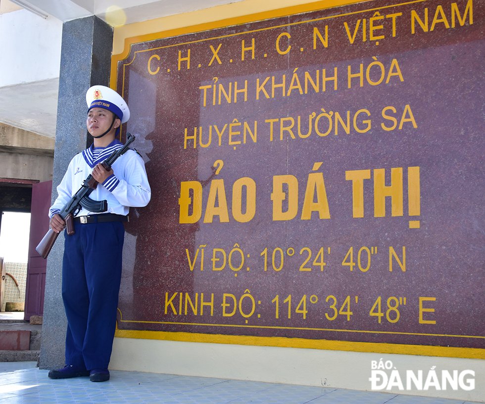 A navy soldier guarding the monument of national sovereignty on the Da Thi Island. Photo: TRIEU TUNG