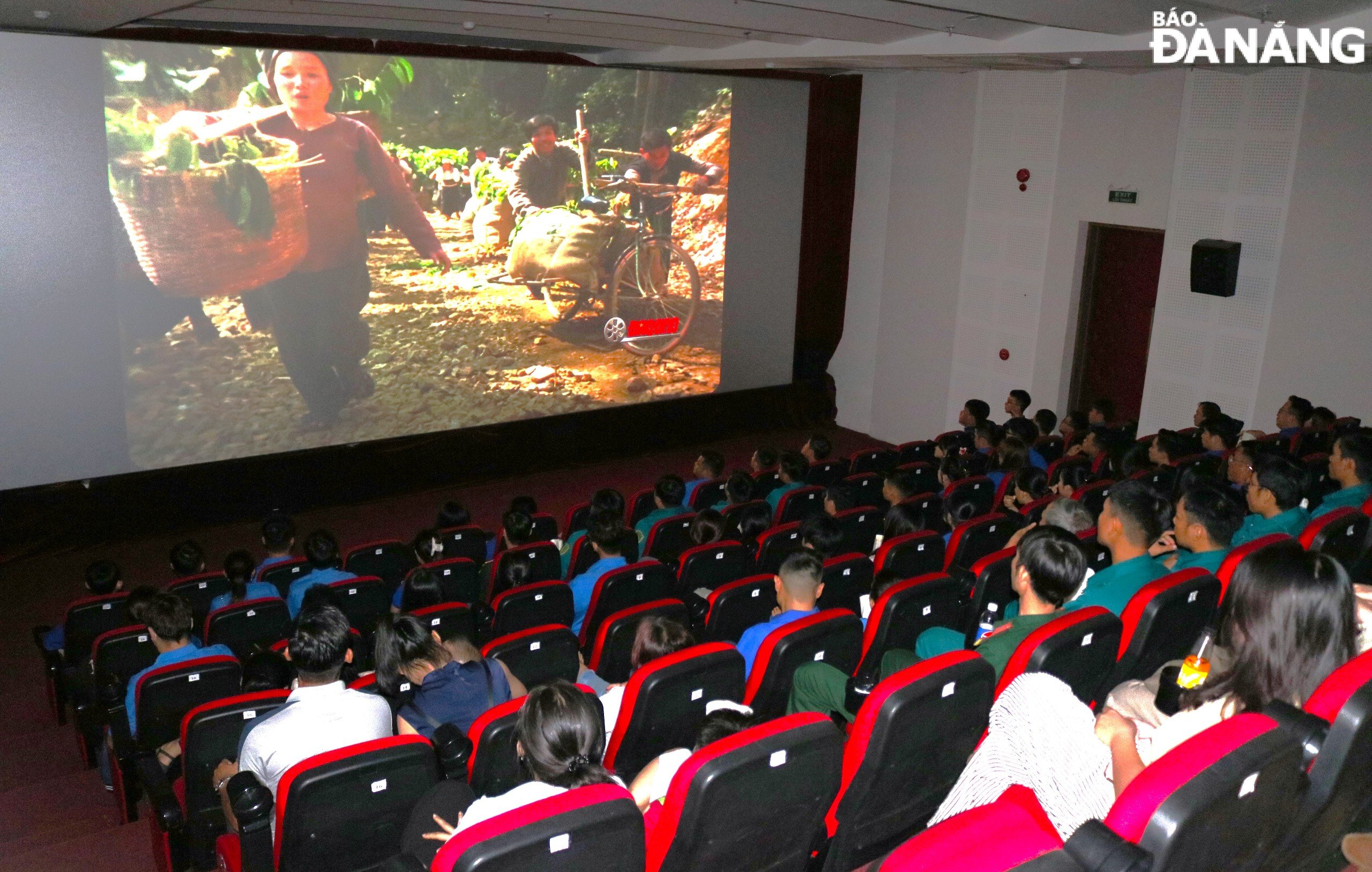 Đông đảo thanh thiếu nhi và người dân xem bộ phim điện ảnh “Hoa Ban Đỏ” tối 6-5. Ảnh: N.Q