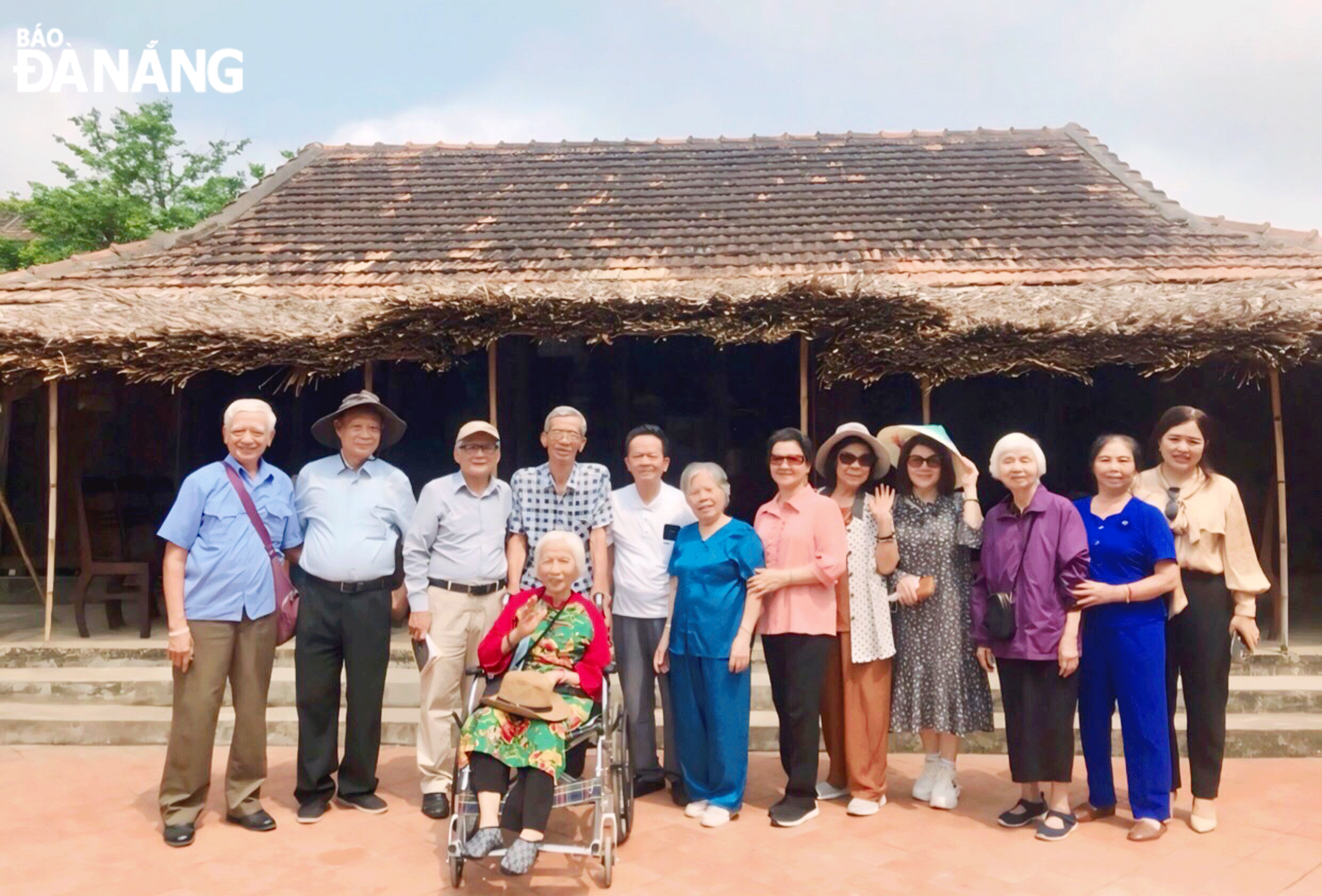 Đoàn tham quan chụp ảnh cùng ông Võ Đại Hàm (thứ 4, bên trái sang) trước ngôi nhà lưu niệm Đại tướng Võ Nguyên Giáp. Ảnh: N.H