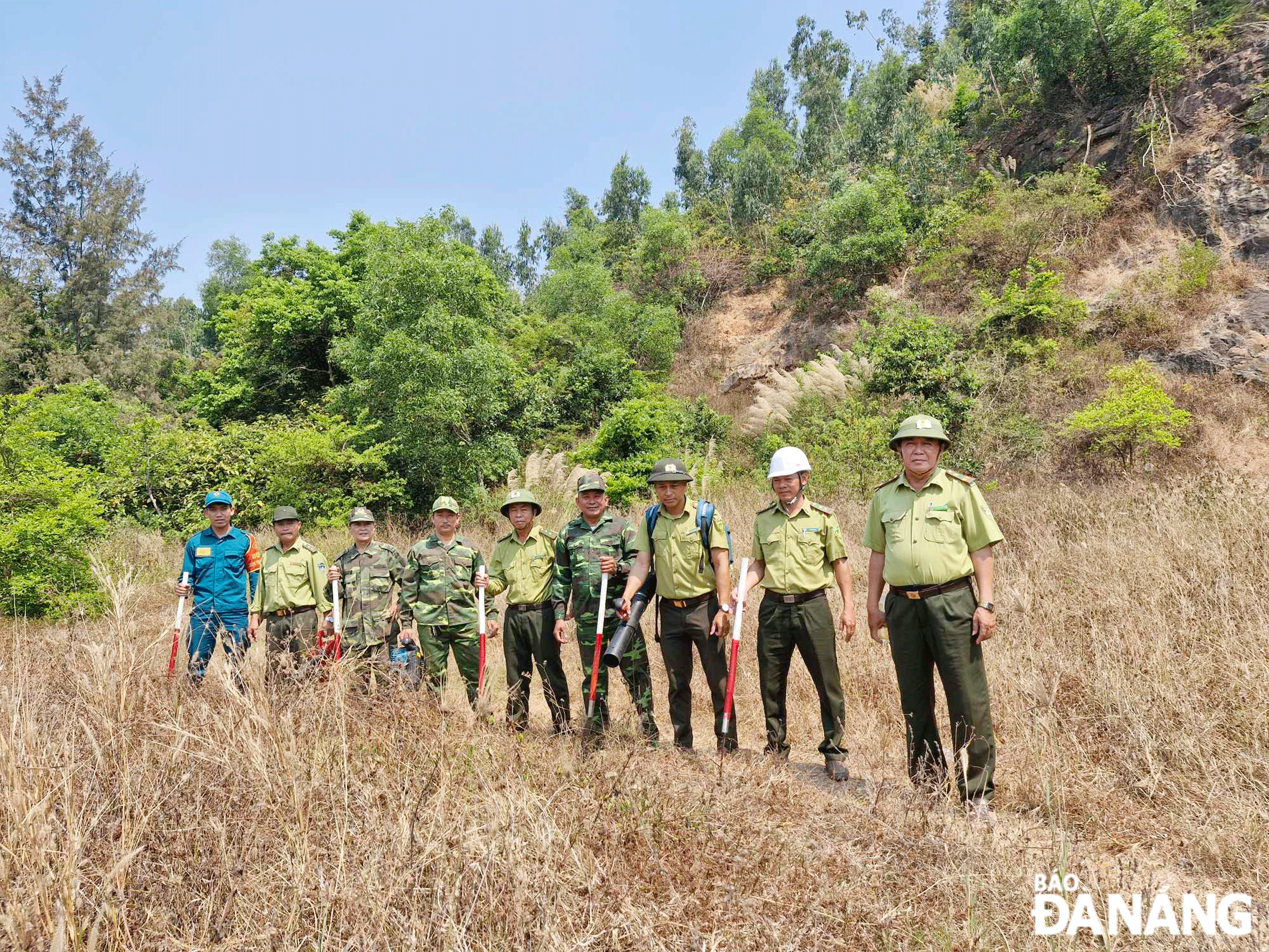 Năm qua, toàn thành phố không xảy ra vụ cháy rừng gây thiệt hại đến tài nguyên rừng.  Trong ảnh: Hạt Kiểm lâm liên quận Sơn Trà - Ngũ Hành Sơn thực hiện kiểm tra phòng cháy chữa cháy rừng tại bán đảo Sơn Trà. Ảnh: VĂN HOÀNG