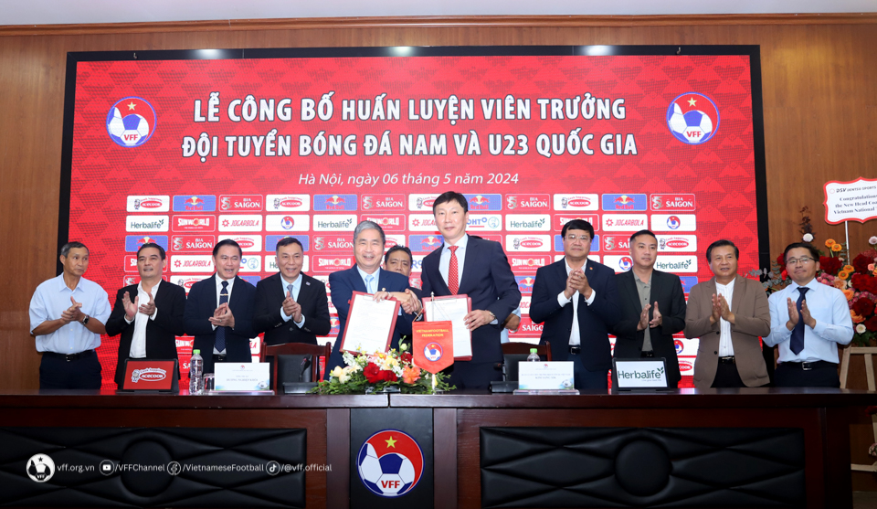 HLV Kim Sang-sik (bên phải) ký hợp đồng với Liên đoàn Bóng đá Việt Nam. Ảnh: VFF	