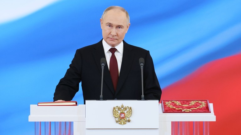 Tổng thống Nga Vladimir Putin tuyên thệ trong lễ nhậm chức tại Điện Kremlin ngày 7-5. Ảnh: Reuters