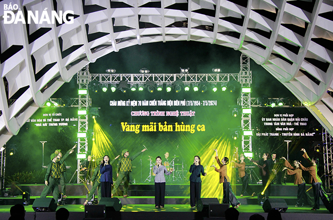 Singers and actors of the Trung Vuong Theatre performing the song '