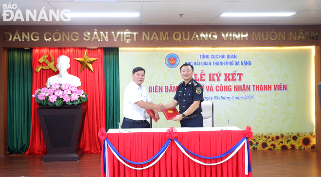 Representatives of the Da Nang Customs Department and the Vinatex Da Nang JSC signing a Memorandum of Understanding to participate in the programme. Photo: M.Q