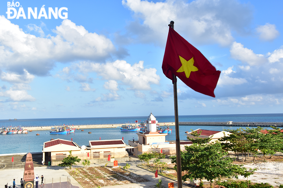 The Da Tay A Island, as part of the Da Tay island cluster, has a large wharf, ensuring fisheries logistics services to help fishermen maintain fishing activities at sea. Photo: TRIEU TUNG 