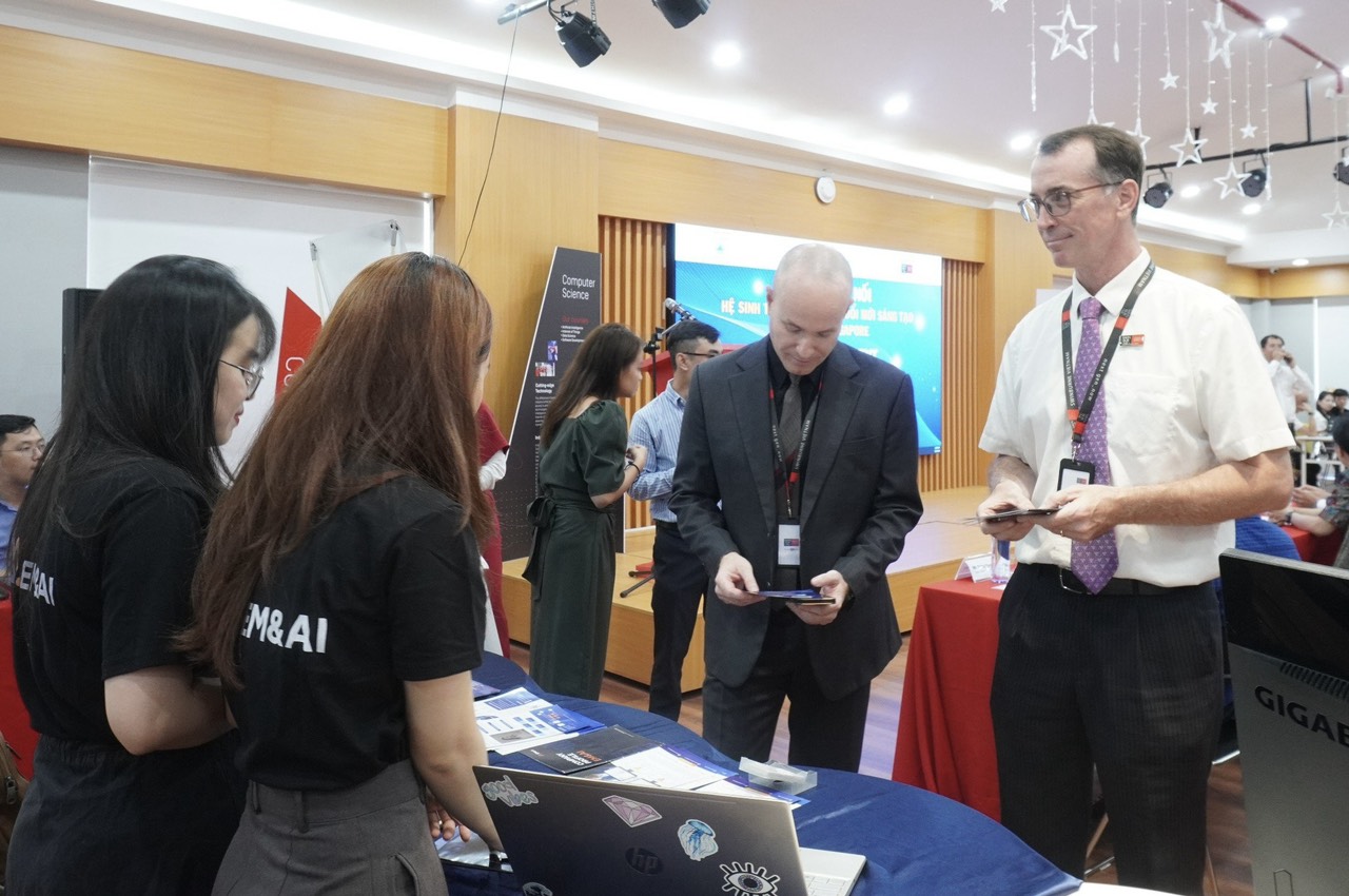 Delegates visit Da Nang booths at the event. Photo: https://danang.gov.vn/