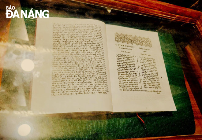 “Phép giảng 8 ngày” được bảo quản trong lồng kính, đặt ở hang đá trong khuôn viên nhà thờ Mằng Lăng. Ảnh: V.T.L 