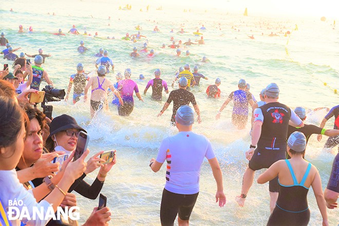 The VinFast IRONMAN 70.3 Vietnam 2024 promises to be dramatic and exciting. IN PHOTOS: Athletes competing in the ocean swimming event at the VinFast IRONMAN 70.3 Vietnam 2023 competition.