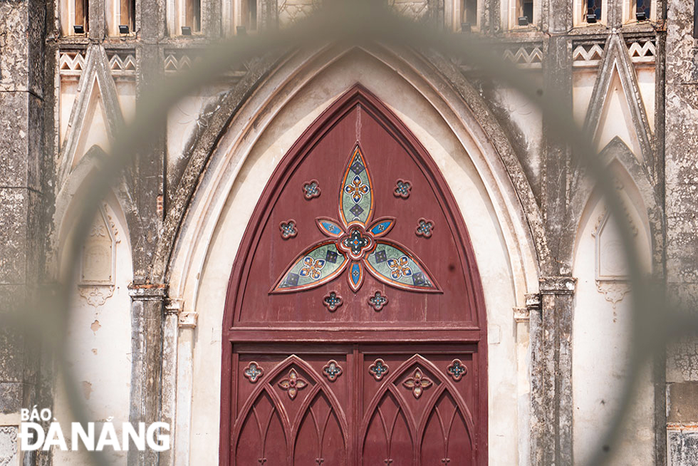 Sở Kiện được xây dựng theo kiến trúc vòm cao vút cổ điển phương Tây từ trần đến cửa. Bên ngoài nhà thờ gây ấn tượng bởi những ô cửa kính nhiều màu.