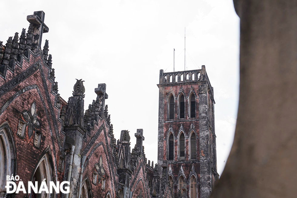 Vương cung thánh đường Sở Kiện khoác lớp áo màu gạch đỏ cổ điển kết hợp kiến trúc Gothic khiến du khách cảm giác như lạc vào khung trời Âu.