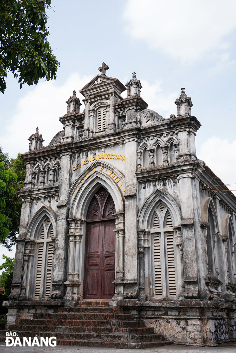 Sở Kiện là công trình duy nhất được quy hoạch và xây dựng theo kiểu quần thể nhà thờ chính tòa (doumo) của Italy ở Việt Nam, gồm: nhà thờ chính, tòa giám mục và chủng viện.	