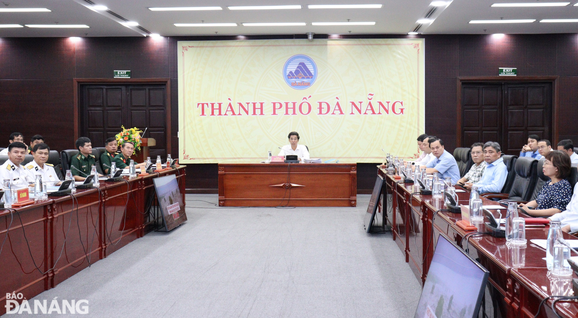 Da Nang People's Committee Vice Chairman Tran Chi Cuong chaired the city's broadcasting bridge point.