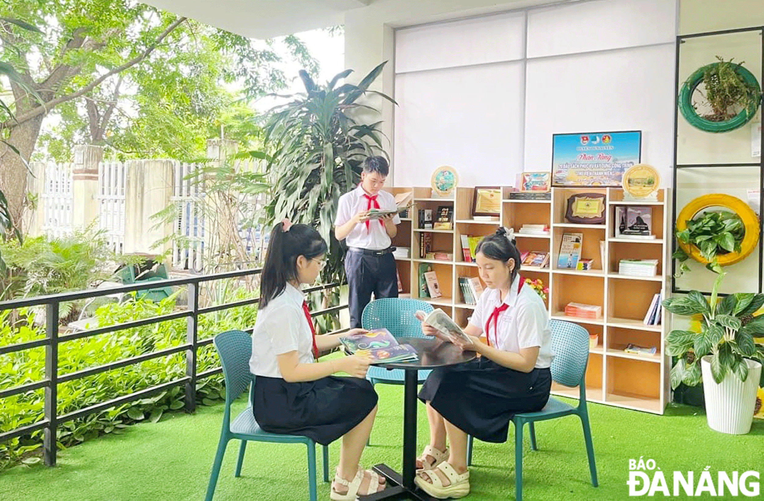 Học sinh đọc sách tại góc đọc “Bác Hồ và thanh thiếu nhi” tại Quận đoàn Hải Châu. Ảnh: X.D	