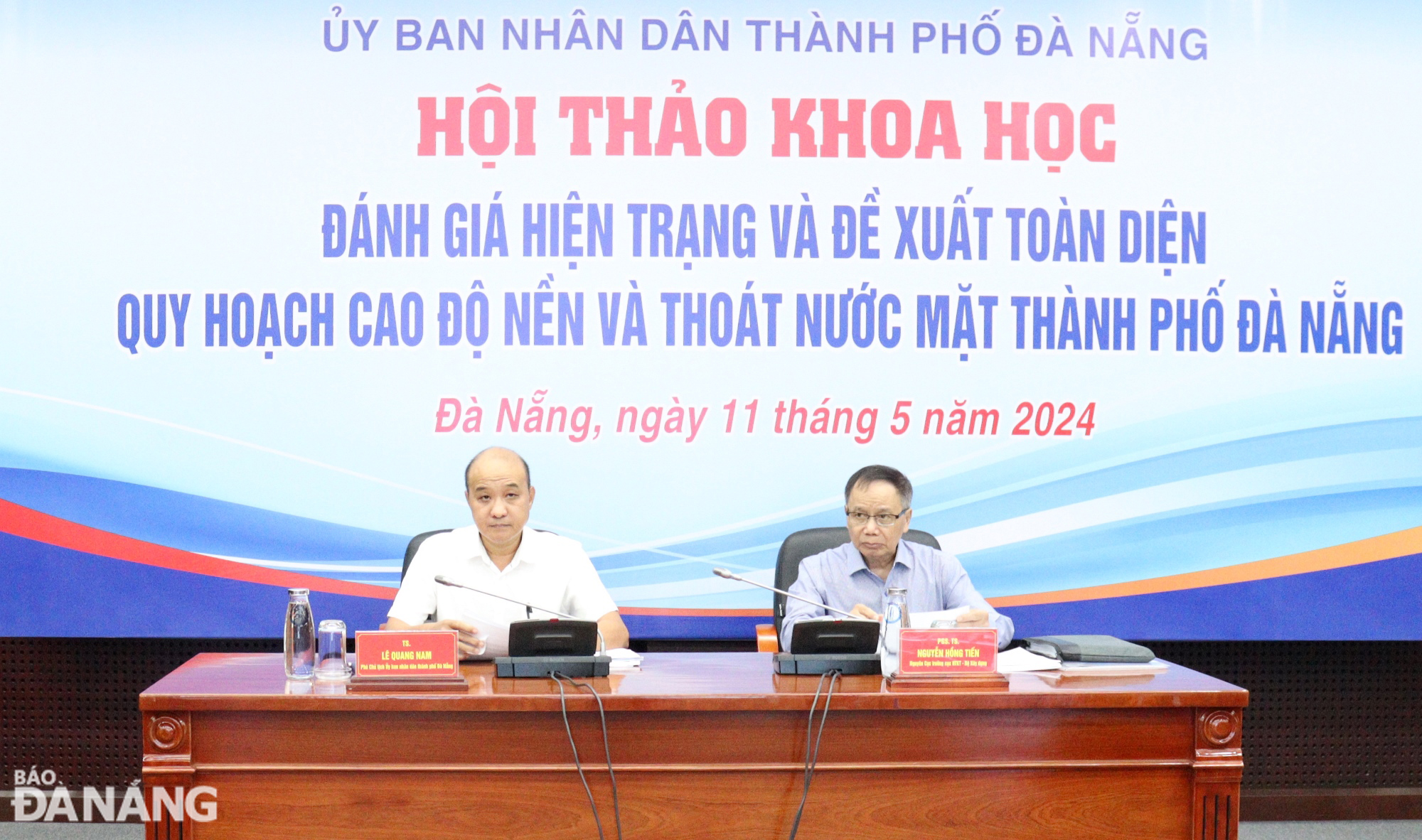 , Phó Chủ tịch UBND thành phố Đà Nẵng Lê Quang Nam (trái) và Nguyên Cục trưởng Cục Hạ tầng kỹ thuật (Bộ Xây dựng) Nguyễn Hồng Tiến đồng chủ trì hội thảo. Ảnh: HOÀNG HIỆP