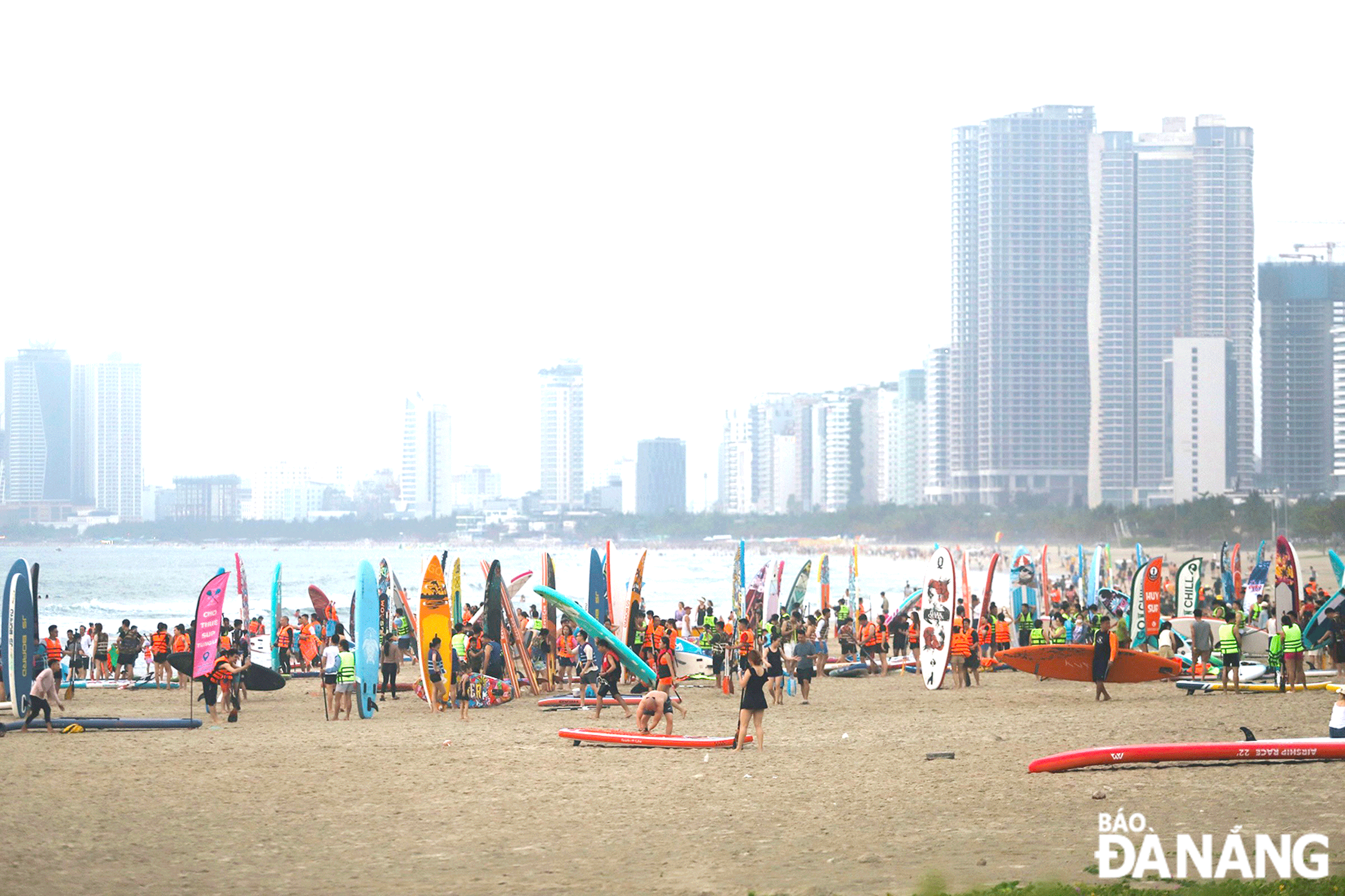 Tourists gather at the Man Thai Beach for SUP activities. Photo: HUY TUAN