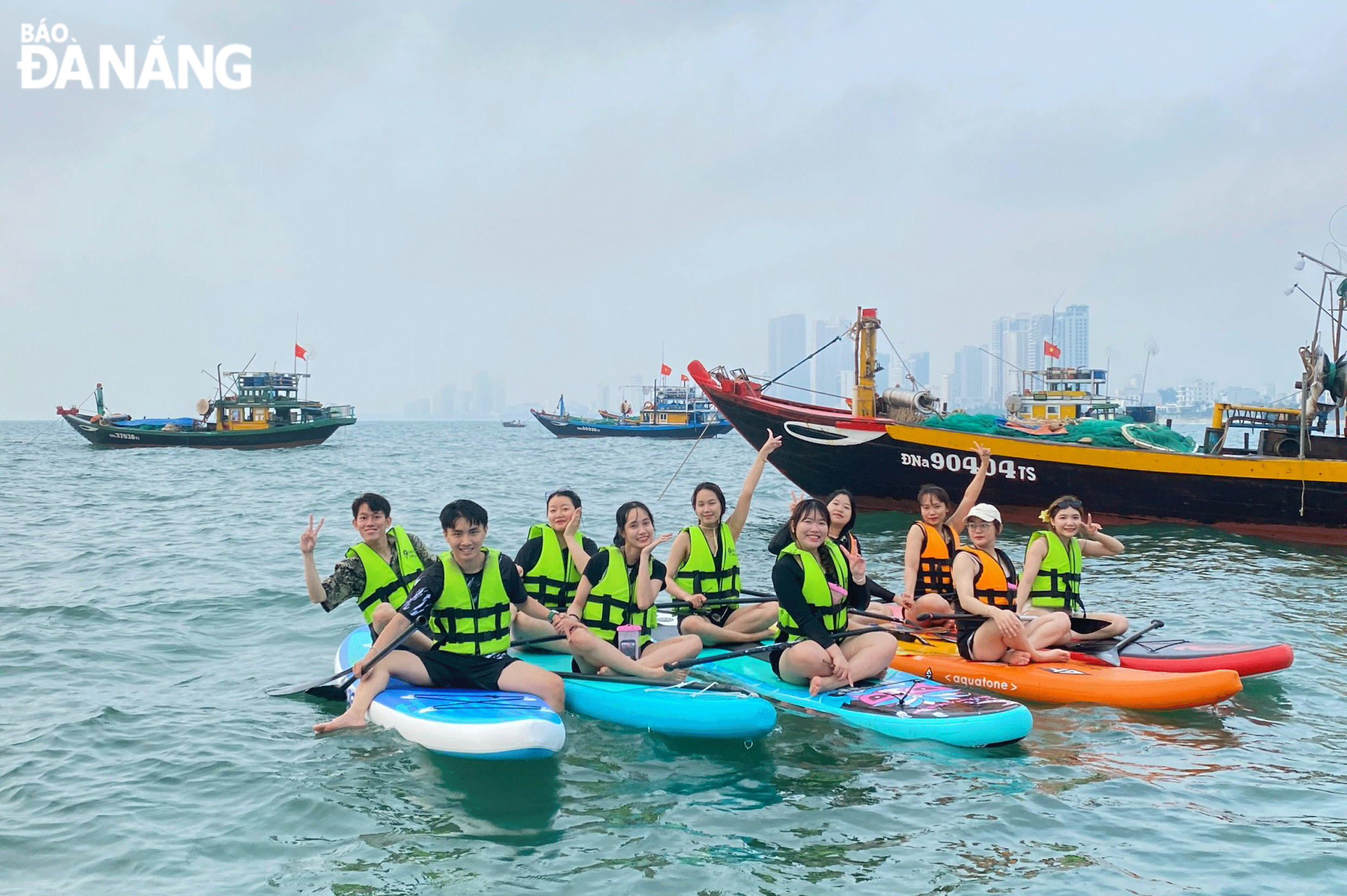  SUP is becoming an indispensable experience for tourists during their Da Nang beach. Photo: THU HA