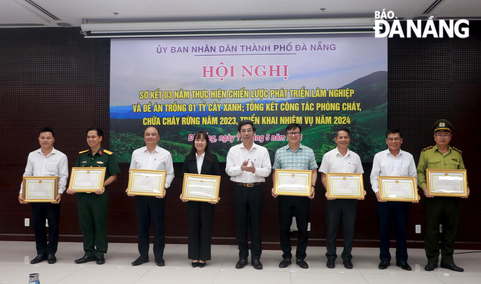 Vice Chairman of the Da Nang People's Committee Tran Chi Cuong (5th, right) awarding Certificates of Merit to 10 individuals and groups with outstanding achievements in assigned tasks. Photo: VAN HOANG