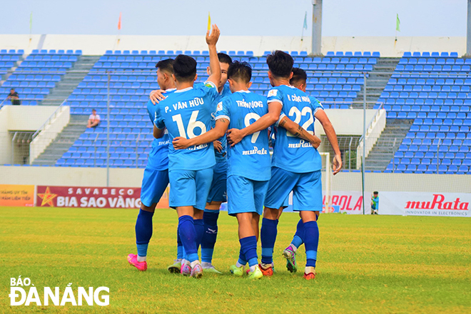 Các cầu thủ SHB Đà Nẵng ăn mừng chiến thắng.